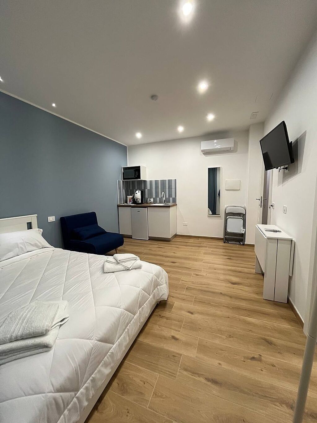 Superior Studio, Private Bathroom | Desk, laptop workspace, blackout drapes, soundproofing