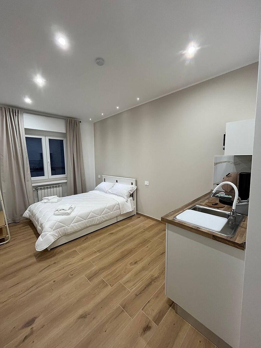 Estudio clásico, baño privado | Escritorio, espacio para trabajar con un portátil, cortinas opacas