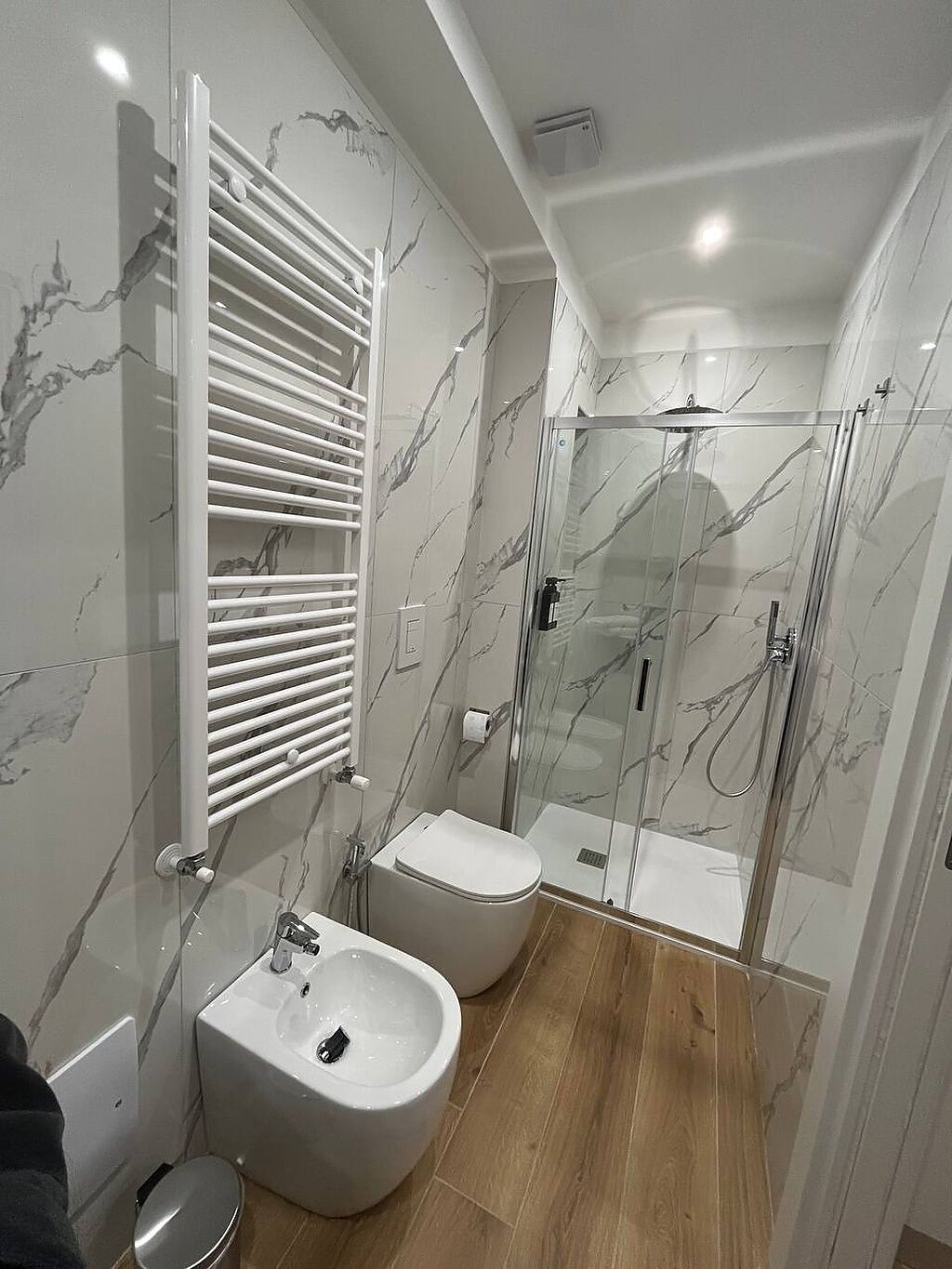 Standaard studio, privébadkamer | Badkamer | Een douche, een haardroger, handdoeken, zeep