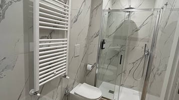 Standard-Studio, eigenes Bad | Badezimmer | Dusche, Haartrockner, Handtücher, Seife