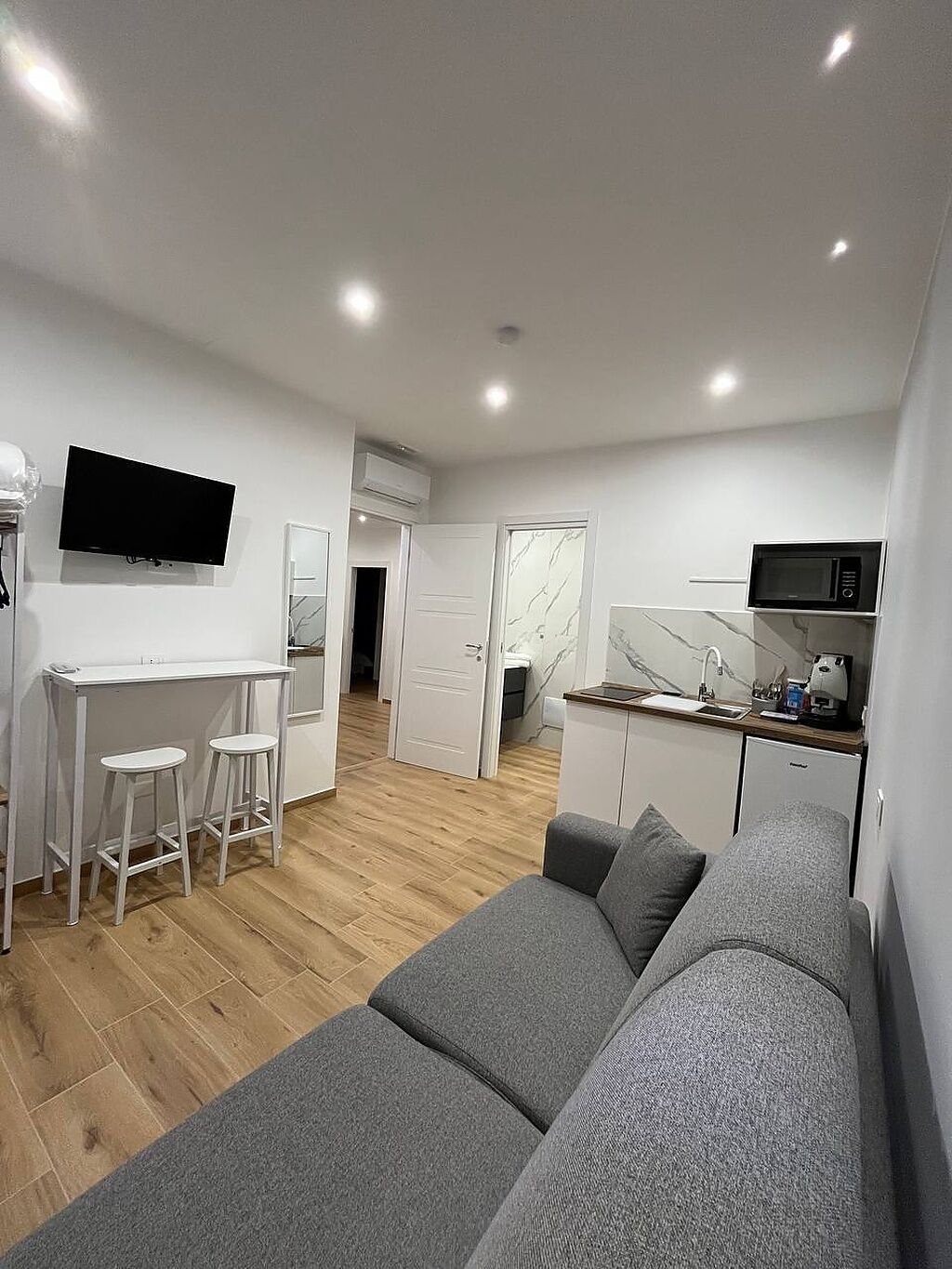 Standard Studio, Private Bathroom | Living area