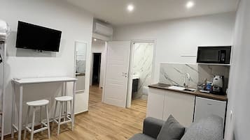 Standard Studio, Private Bathroom | Living area