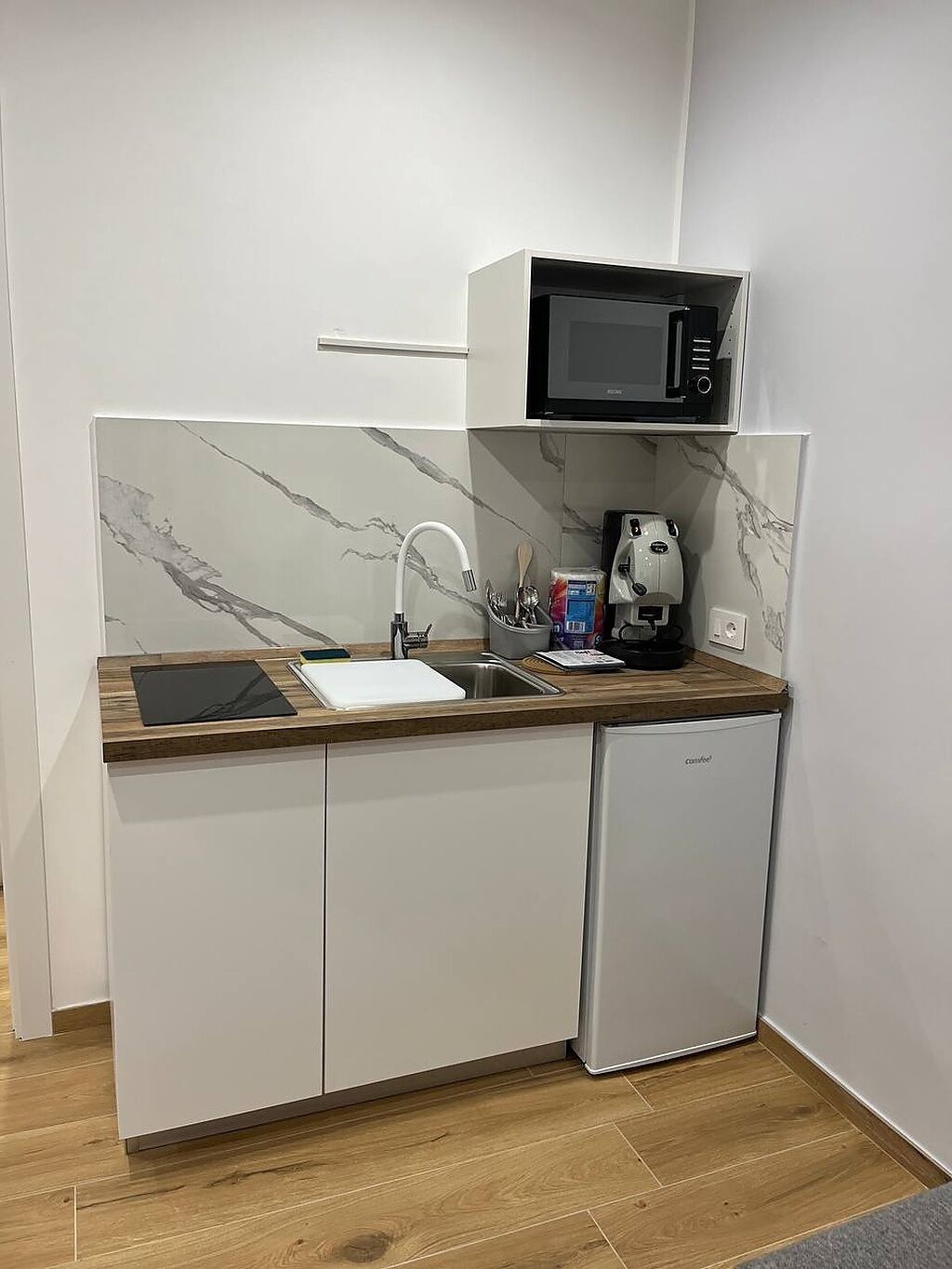 Estudio estándar, baño privado | Cocina privada | Frigorífico, microondas, placa de cocina y utensilios de cocina