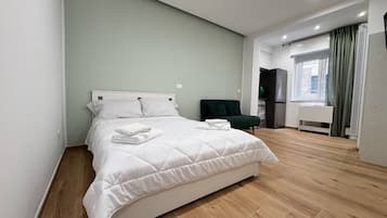 Family Studio, Private Bathroom | Desk, laptop workspace, blackout drapes, soundproofing