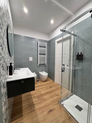 Estudio familiar, baño privado | Baño | Ducha, secador de pelo, toallas y jabón