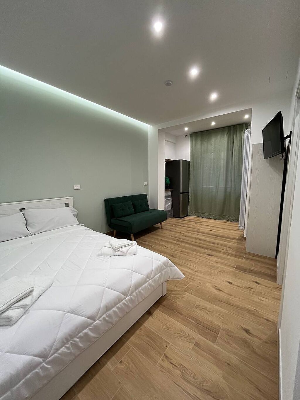 Estudio familiar, baño privado | Escritorio, espacio para trabajar con un portátil, cortinas opacas