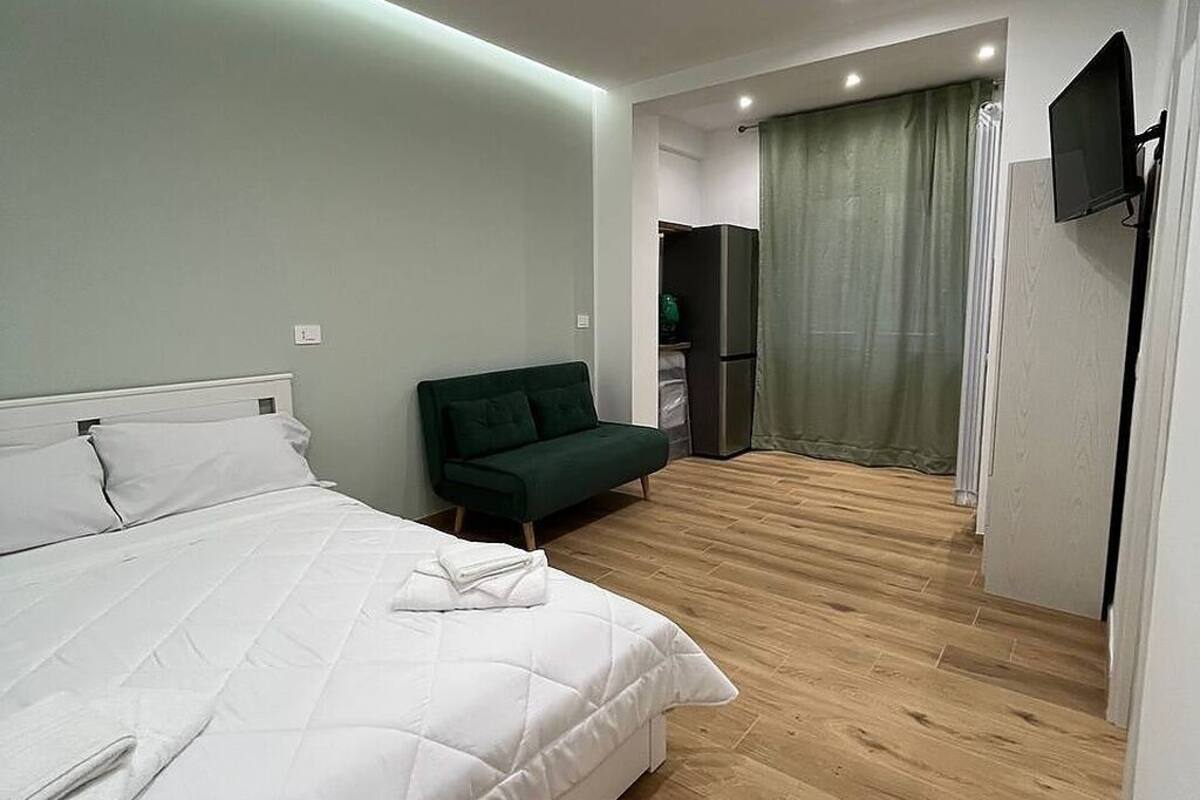 Estudio familiar, baño privado | Escritorio, espacio para trabajar con un portátil, cortinas opacas