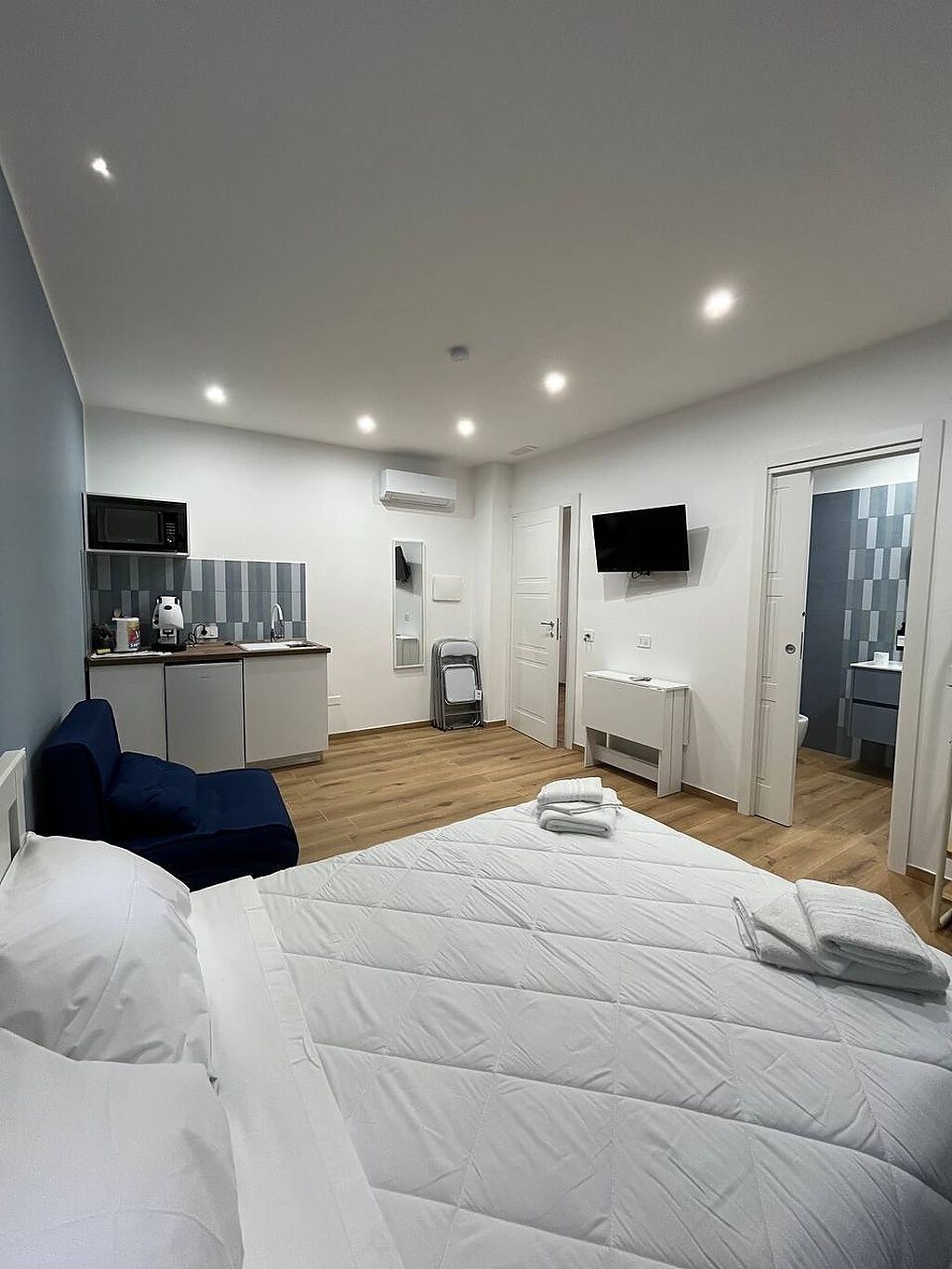 Estudio superior, baño privado | Escritorio, espacio para trabajar con un portátil, cortinas opacas