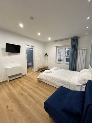 Estudio superior, baño privado | Escritorio, espacio para trabajar con un portátil, cortinas opacas