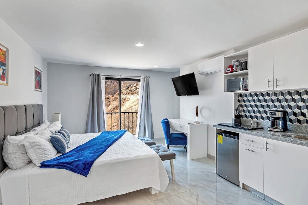 Studio, 1 King-Bett, Balkon, Bergblick (Chloe 508B at Morgan Residences) | Ausblick vom Zimmer