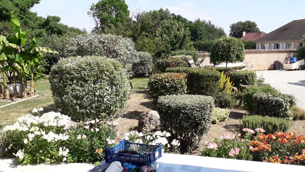 A well-maintained garden with various plants and a gravel path. - A39, Exit N*5, T1: Quiet/Peaceful/Relaxing/Safe. Sleeps 2 (140/200) + pets (Tréclun)