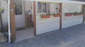 Exterior detail - A39, Exit N*5, T1: Quiet/Peaceful/Relaxing/Safe. Sleeps 2 (140/200) + pets (Tréclun)