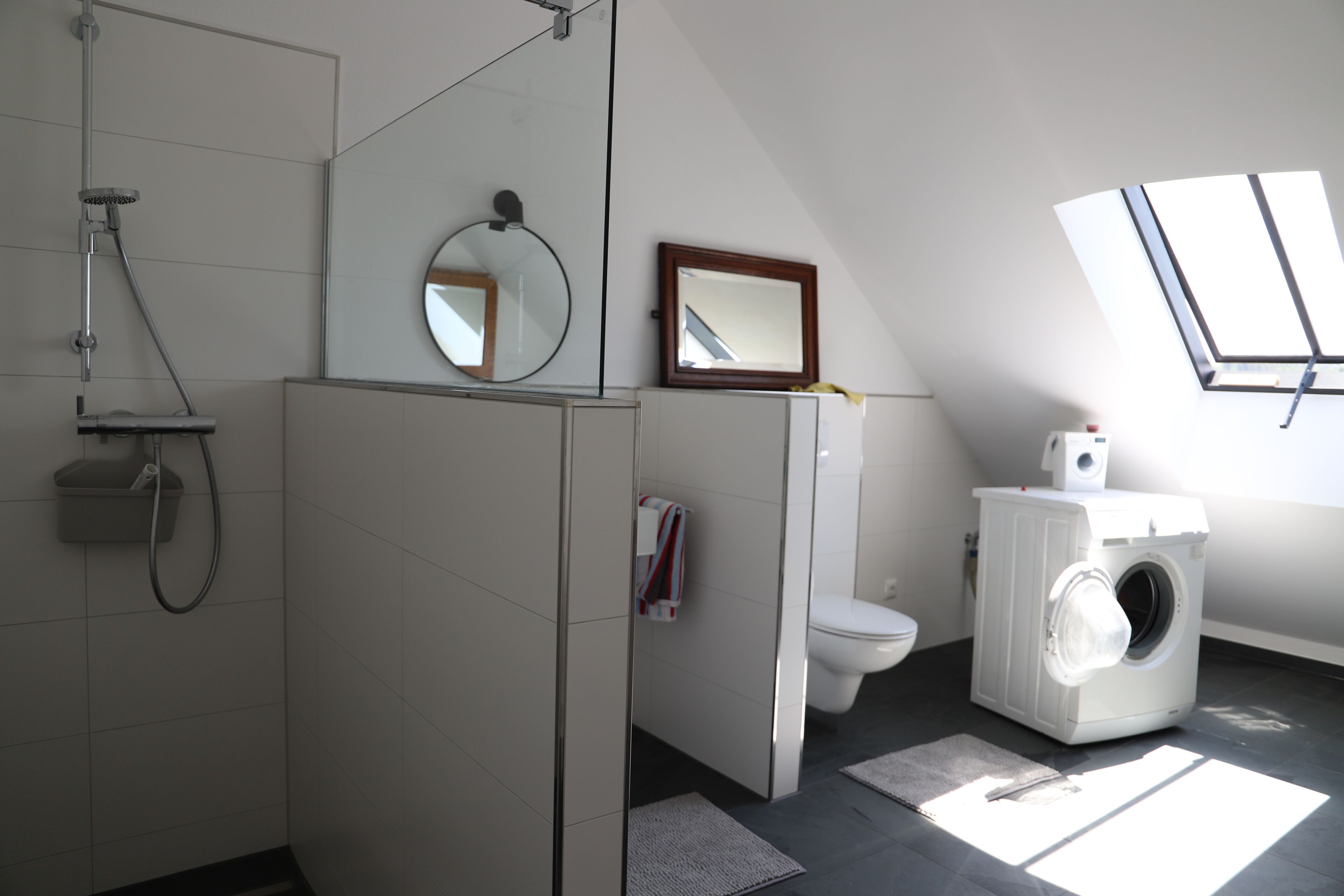 Dusche, Haartrockner, Handtücher, Toilettenpapier