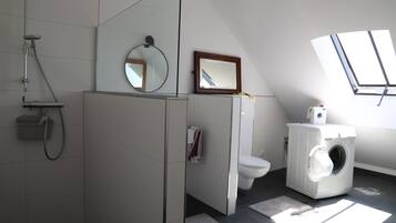 Dusche, Haartrockner, Handtücher, Toilettenpapier