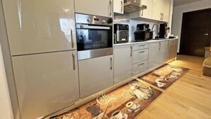 Een koelkast, een microgolfoven, een oven, een kookplaat