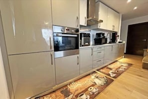 Fridge, microwave, oven, stovetop - One Double Room in the Apartament (Peterborough)