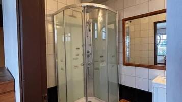 Habitación Deluxe doble | Baño | Secador de pelo, toallas, jabón y champú
