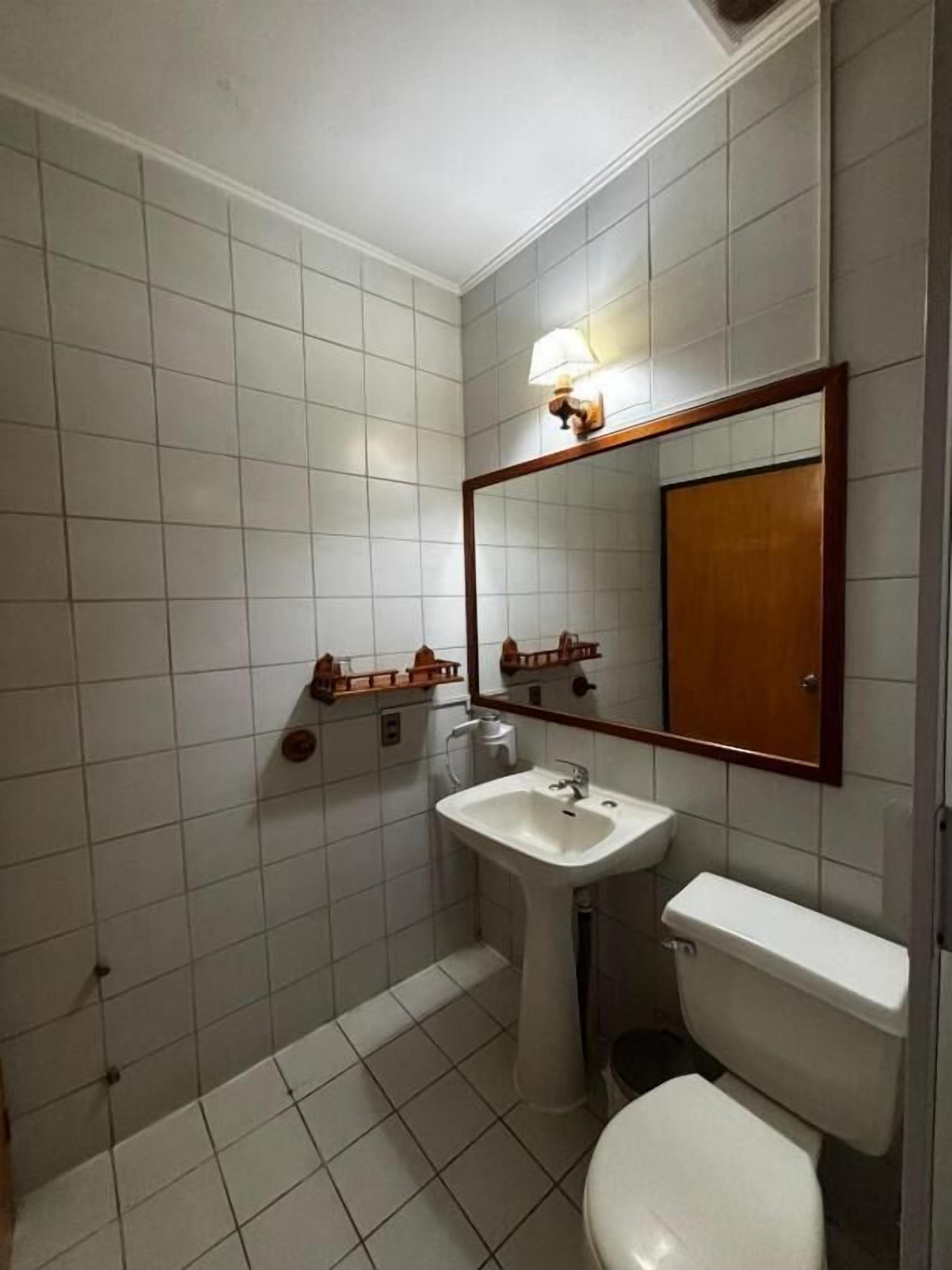 Habitación triple Confort, vistas a la ciudad | Baño | Secador de pelo, toallas, jabón y champú