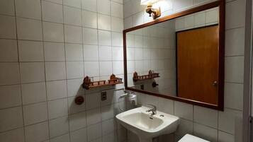 Habitación triple Confort, vistas a la ciudad | Baño | Secador de pelo, toallas, jabón y champú