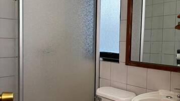 Habitación estándar doble, vistas a la ciudad | Baño | Secador de pelo, toallas, jabón y champú
