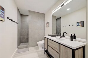 Douche, sèche-cheveux, bidet, serviettes fournies