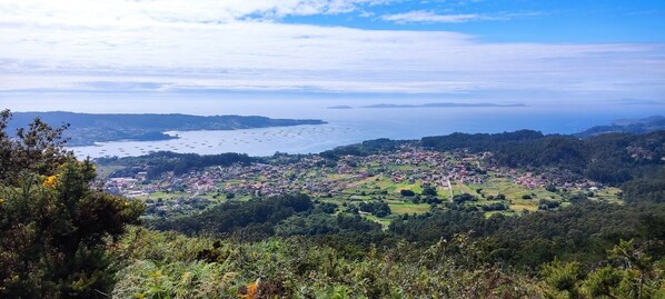 A coastal village with a view of the sea and hills. - Vrbo Property (Cangas)