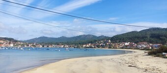 Two-bedroom apartment in Aldán, 10 minutes walk from the beach