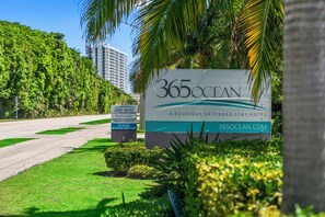 Een bordje voor 365ocean, een boetiekhotel voor langere verblijven, met een website-adres en contactnummers.