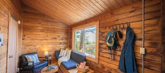A cozy cabin retreat in Yuquot on Nootka Island with stunning beach views