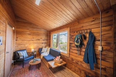 A cozy cabin retreat in Yuquot on Nootka Island with stunning beach views