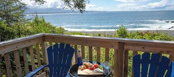 A cozy cabin retreat in Yuquot on Nootka Island with stunning beach views