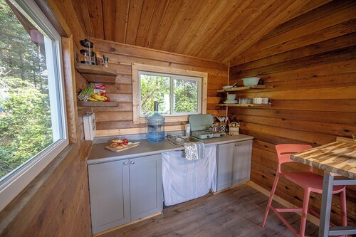 A cozy cabin retreat in Yuquot on Nootka Island with stunning beach views