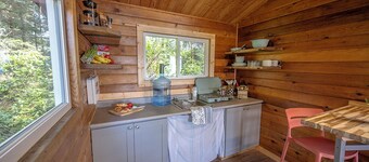 A cozy cabin retreat in Yuquot on Nootka Island with stunning beach views