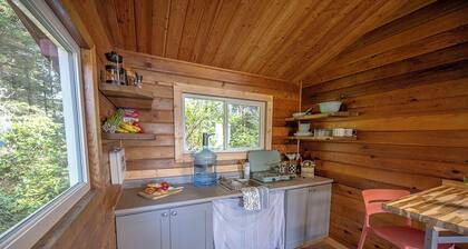 A cozy cabin retreat in Yuquot on Nootka Island with stunning beach views