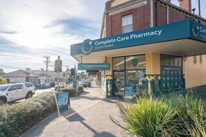 Une pharmacie dont l’enseigne indique : « Pharmacie Complete Care, succursale de South Hobart ».