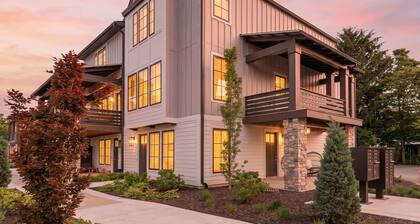 Juniper Presents: NEW!Elevated Lake Living, Walk to Beach, EV & Pool