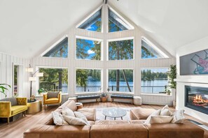 Fernseher, Kamin, Videospiele, Arbeitsbereiche