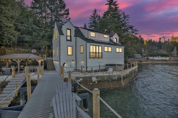 Exterior - Waterfront Retreat - Hot Tub, Fireplace, Pier (hoodsport)