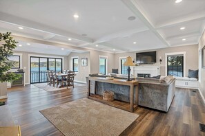 TV, fireplace, video games, DVD player - Waterfront Retreat - Hot Tub, Fireplace, Pier (hoodsport)