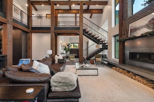 Architecturally-Stunning, Custom Cle Elum Luxury Retreat • Main House + Guest House • Sleeps 19