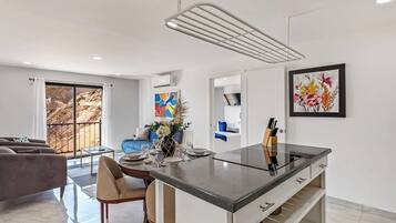 Apartment, Mehrere Betten, Balkon, Bergblick (Kayla 508 at Morgan Residences) | Innenbereich