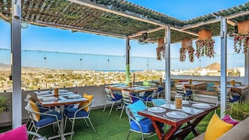 Appartamento, letti multipli, balcone, vista montagna (Kayla 508 at Morgan Residences) | Ristorazione all'aperto