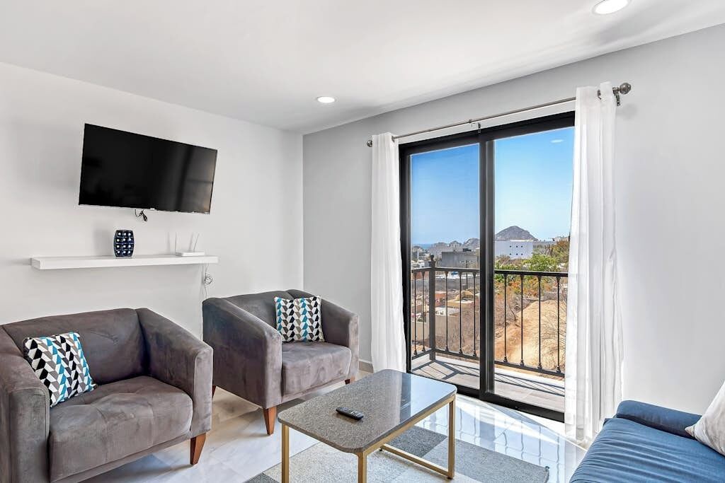 Apartment, Mehrere Betten, Balkon, Bergblick (Kayla 508 at Morgan Residences) | Wohnbereich