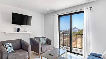 Apartment, Mehrere Betten, Balkon, Bergblick (Kayla 508 at Morgan Residences) | Wohnbereich