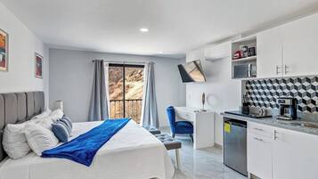 Departamento, varias camas, balcón, vista a la montaña (Kayla 508 at Morgan Residences) | 2 habitaciones, decoración personalizada y muebles diferentes