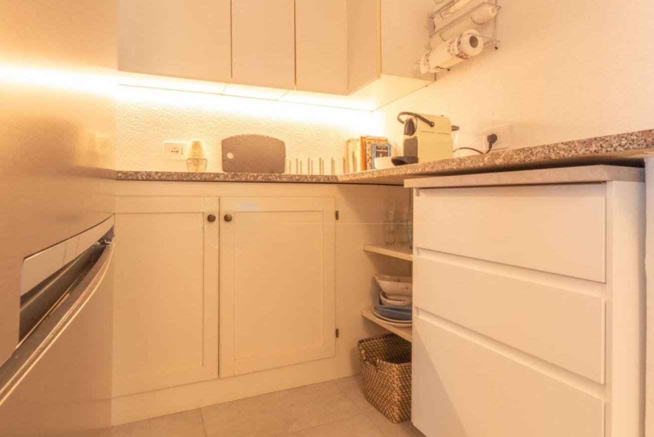 Wasserkocher mit Kaffee-/Teezubehör, Kühlschrank, Mikrowelle, Ofen