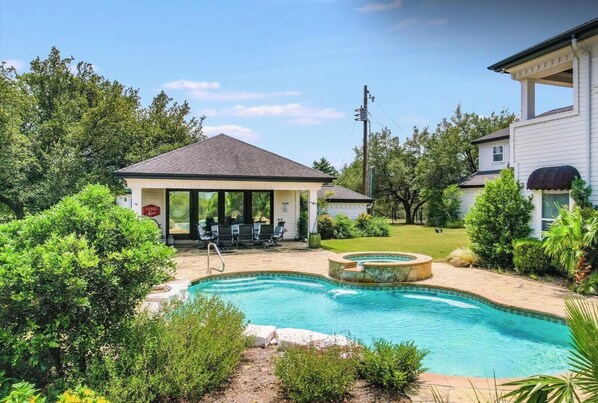 Una piscina al aire libre