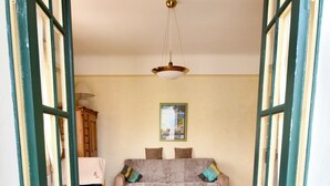 Ein gemütliches Wohnzimmer mit einer Couch, einem Couchtisch und einer Lampe.