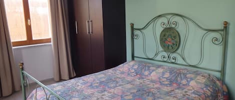 WiFi (free), bed sheets