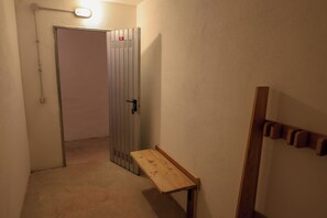 A hallway with a door, a bench, and a wall-mounted hook. - Apartment 6 Maso Anna (Mastellina)